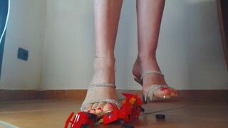 DISTRUGGO IL SUPER EROE - I DESTROY THE SUPER HERO - ( italian language )