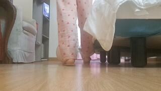 PLAYING WITH A STURDY BALLOON UNTIL IT POPS !