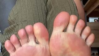 Poliziotta ti fa confessare utilizzando i suoi piedi sudati su di te!