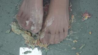 Qianqian goddess stockings beautiful foot simulation footjob, stepping on cookies and yogurt!