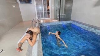 POOL SIDE FART ATTACK By BRITNEY HUNTER, ROSALIA AND GABY MANTOVANI CAM BY ALINE FULL HD