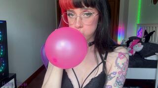 Playing with my balloons!!!