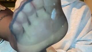 La tua matrigna scopre che sei un feticista dei suoi piedi puzzolenti!