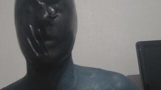 Wetsuit and swim cap breathplay