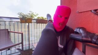 Miss Rose usa il suo schiavo come posacenere umano