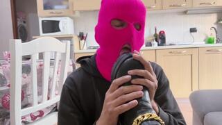 Miss Rose umilia il suo schiavo facendogli leccare le suole dei suoi stivali neri