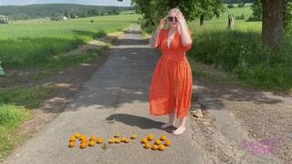 Sneaker-Girl Mia Moon & Milena - Crush some Oranges