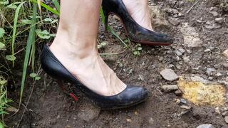 louboutin outdoors, muddy louboutin, dirty louboutin, high heels stuck, dirty high heels