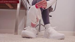 Post-Gym Sockless Tease: Barefoot Shoeplay & Sneaker Fun