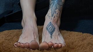Veins, Feet & Flexed Perfection: My Body Made to Be Worshipped