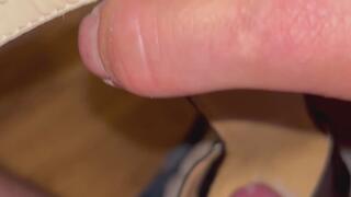 Sega e sborrata con scarpe zeppe nere