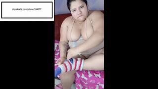 Sofii_hott grabs the comb for that itch