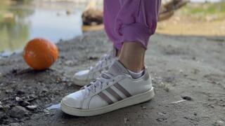 Splash-splash! Playing ball in the water – soaked sneakers don’t stop the fun