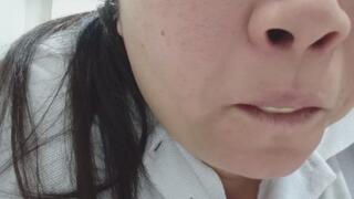 Chica gorda masticando chicle en el trabajo