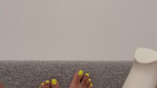 Magic wand masturbation with yellow toes