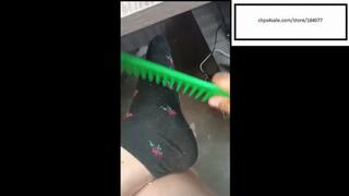 Sofii_hott grabs the comb for that itch again