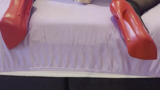 I love to make it yself in high heels, stockings, anal plug and a dildo ????