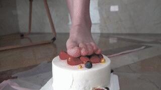 Snow Goddess stomps on cake cookies with beautiful feet, tempting you with dirty feet!