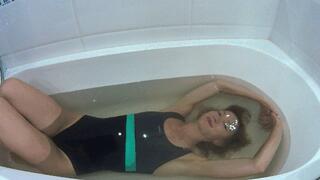 HOLD BREATH IN HOT BATHTUB AND SEXY BUBLES UNDERWATER 8 (in sexy sports swimsuit)