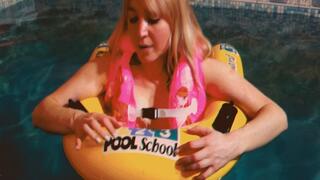Alla pop nails two inflatable rings in the pool!!!