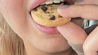Vicky Chews A Cookie