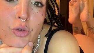 Sei il mio schiavetto leccapiedi!