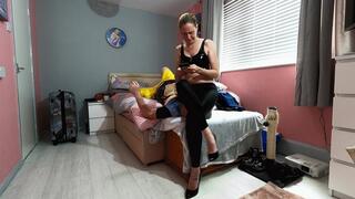 Danielle Wet Look Leggings Head Sitting (4K)