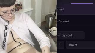 cam girl fucks herself