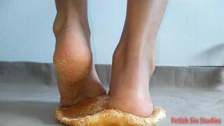 Fluffy Bread Gets Crushed - Food Crush - HD MP4