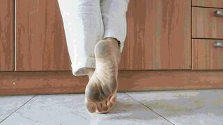 Barefoot on the floor AVI (1920x1080) FHD
