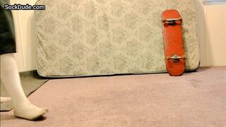 SKATER DUDE STROKES HIS DICK WHILE WEARING LONG DIRTY WHITE TUBESOCKS