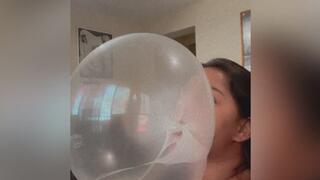 Super Bubble Gum: Bubble inside a bubble!