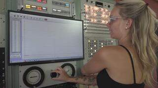 MJ Blows and Twists Entertainer Balloons (MP4 - 720p) copy