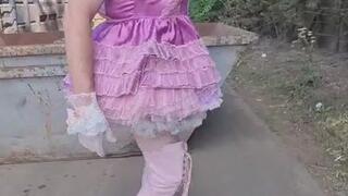 SISSY'S SUMMER STROLL