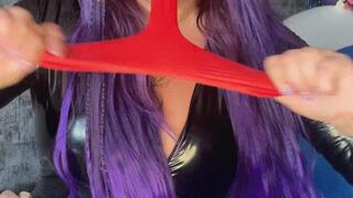 Girl in latex s2p 36inch balloons