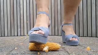 Corn cob crush with wedges