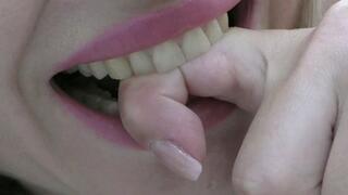 You start biting your arms up MP4 HD 720p