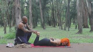 Isabella es torturada con muchas cosquillas en el bosque