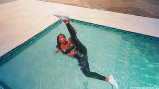 Naomi Swims in the Pool Wearing Color Changing Leggings