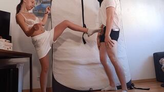 Ballbusting in transparenter Unterwäsche