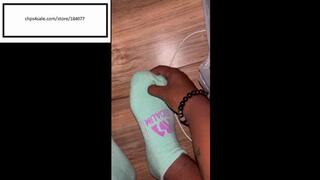 Niauhhh itching between her toes