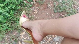 Lover loves the feet of a goddess and gives rich massage (3)