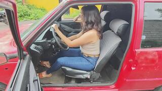 Adrianna looks for Geral in the weak fiat