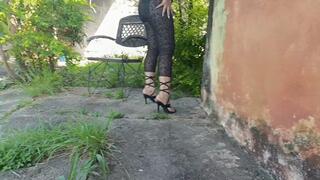 Walking in her high heels, several gums stick to the soles of her feet (2)