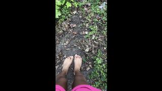 BAREFOOT Walking in Nature (ebony edition)