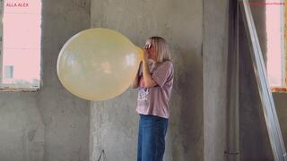 Alla makes a B2P of a yellow balloon in a room with a loud echo