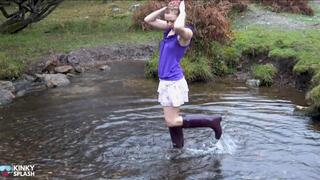 Welly Sploshing in Boots And No Panties - MP4