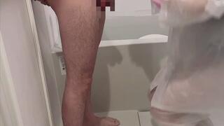 [Glove fetish] Raincoat gals gently clean you ? Glove washing play in the bath