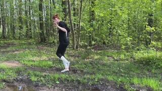 While the girl was on the phone, her car battery ran out and the network suddenly went out, she had to look for help on a dirty road in her training ballet flats (short version)