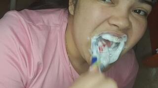 Giantess brushing her teeth: With her dwarf trapped